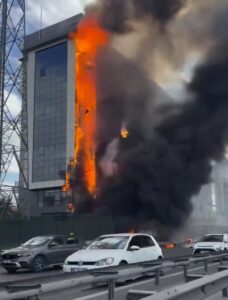 İSTANBUL (AA) – Bahçelievler'de, özel okulun dış cephesinde çıkan yangına