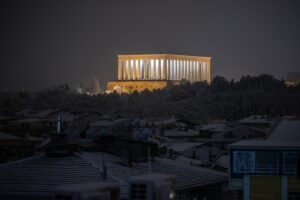 ANKARA (AA) – Ankara, zaman zaman etkisini artıran kar yağışı