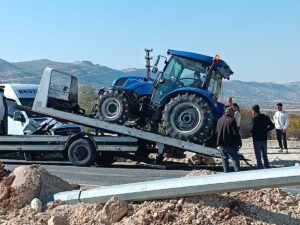 BATMAN (AA) – Batman'ın Gercüş ilçesinde minibüsün traktöre arkadan çarpması