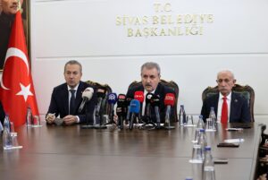 - "(CHP'li belediyelere yapılan görevlendirme) Hadi terör örgütünün partisi yapıyor,