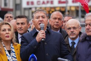 İSTANBUL (AA) – CHP'liler, Ahmet Özer'in tutuklanmasının ardından Esenyurt Belediye