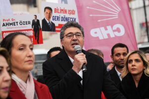 İSTANBUL (AA) – CHP'liler, Ahmet Özer'in tutuklanmasının ardından Esenyurt Belediye