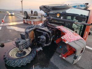 ÇORUM (AA) – Çorum'un Osmancık ilçesinde otomobil ile traktörün çarpışması