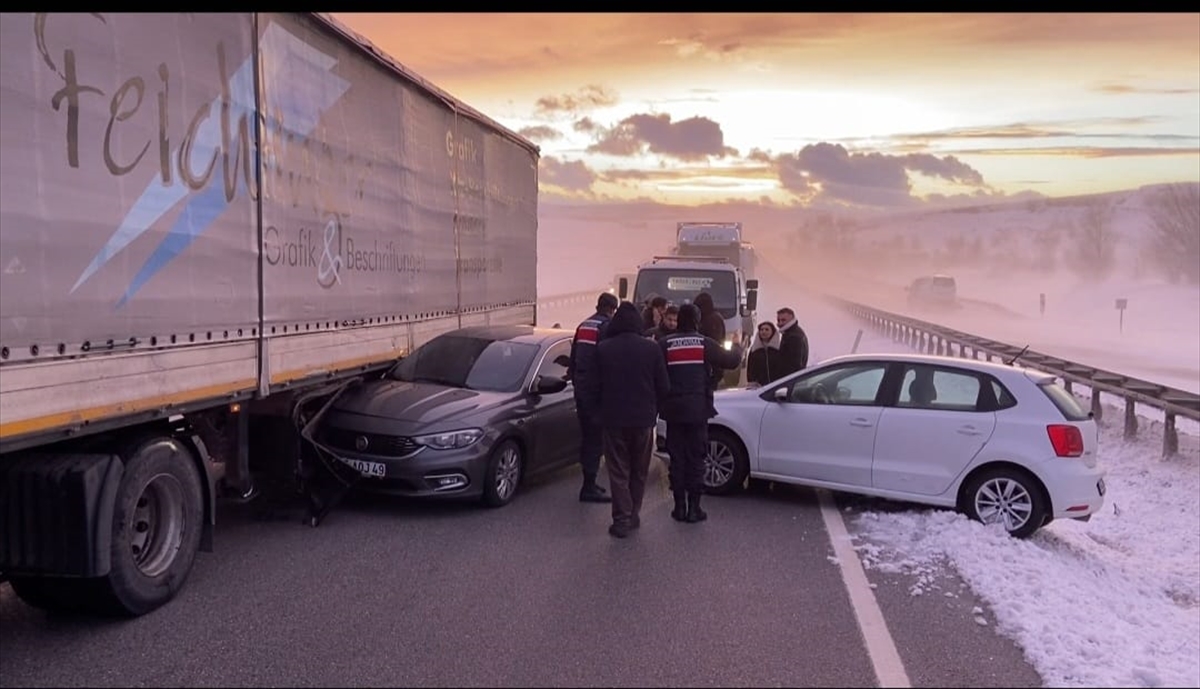 Çorum'daki zincirleme trafik kazasında 1 kişi öldü