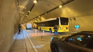 - Yoğun duman nedeniyle kapatılan tüneldeki araç trafiği, otobüsün kaldırılmasının