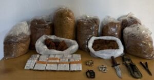 ERZİNCAN (AA) – Erzincan'ın 3 ilçesinde düzenlenen kaçakçılık operasyonunda 8