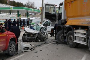 ESKİŞEHİR (AA) – Eskişehir'in Seyitgazi ilçesinde hafriyat kamyonuyla çarpışan otomobilin