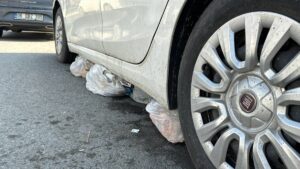 İSTANBUL (AA) – Eyüpsultan'da, evsiz bir kişinin içerisine çöp doldurduğu