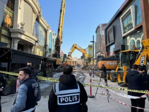 İSTANBUL (AA) – Güngören'de yıkım çalışmaları esnasında kısmen çöken binanın