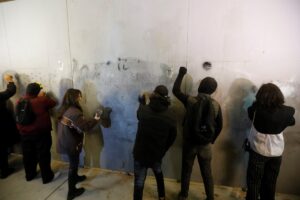 - Binlerce kişi gece saatlerinde Tiflis'teki parlamento binasının önünde toplandı