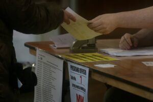 LONDRA (AA) – İrlanda'da halk, Başbakan Simon Harris'in koalisyon hükümetini