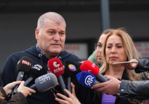 İZMİR (AA) – İzmir'in Konak ilçesinde sağanaktan korunmaya çalışırken elektrik