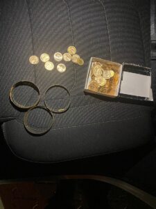 İZMİR (AA) – İzmir'in Menemen ilçesinde kendilerini kamu görevlisi olarak