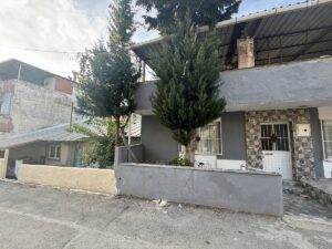 İZMİR (AA) – İzmir'in Bayraklı ilçesinde duvarını kısmen yıkarak girdikleri