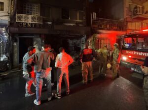 İZMİR (AA) – İzmir'de mühürlü olan 5 katlı bir otelde