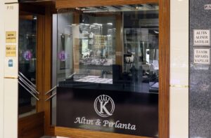 İZMİR (AA) – İzmir'in Karşıyaka ilçesinde bir kuyumcunun müşterilerinden ve