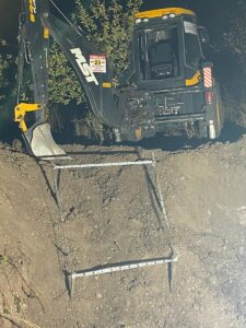 - Cinayetlerle ilgili olarak kız kardeşlerden birinin birlikte yaşadığı kişi