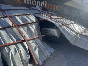 KAHRAMNMARAŞ (AA) – Kahramanmaraş'ın Dulkadiroğlu ilçesinde etkili olan fırtınada kopan