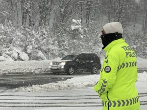 DÜZCE/BOLU (AA) – Yoğun kar yağışı ve kazalar nedeniyle çift