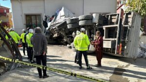 İSTANBUL (AA) – Kartal'da bir eve çarparak devrilen inşaat malzemesi