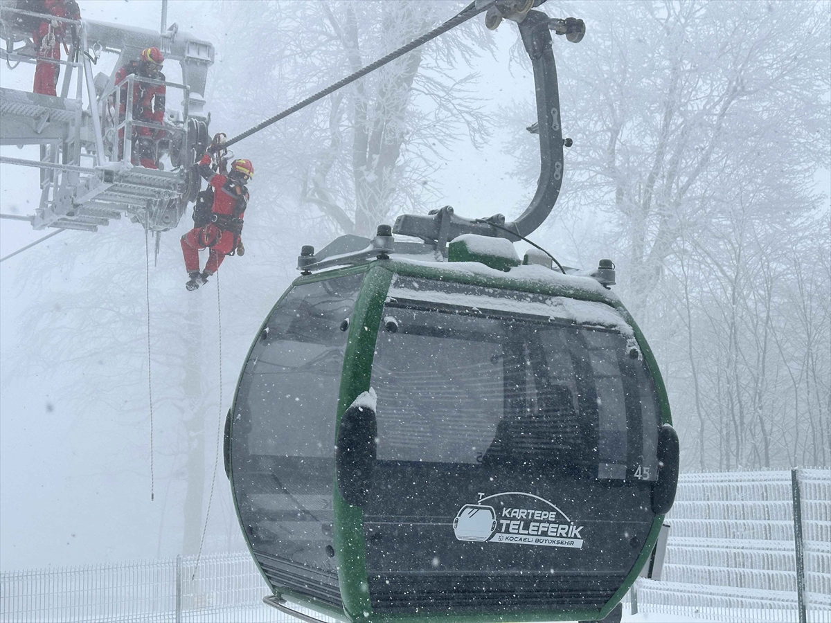 KOCAELİ (AA) – Kocaeli Büyükşehir Belediyesi itfaiye ekipleri, Kartepe Teleferiği'nde