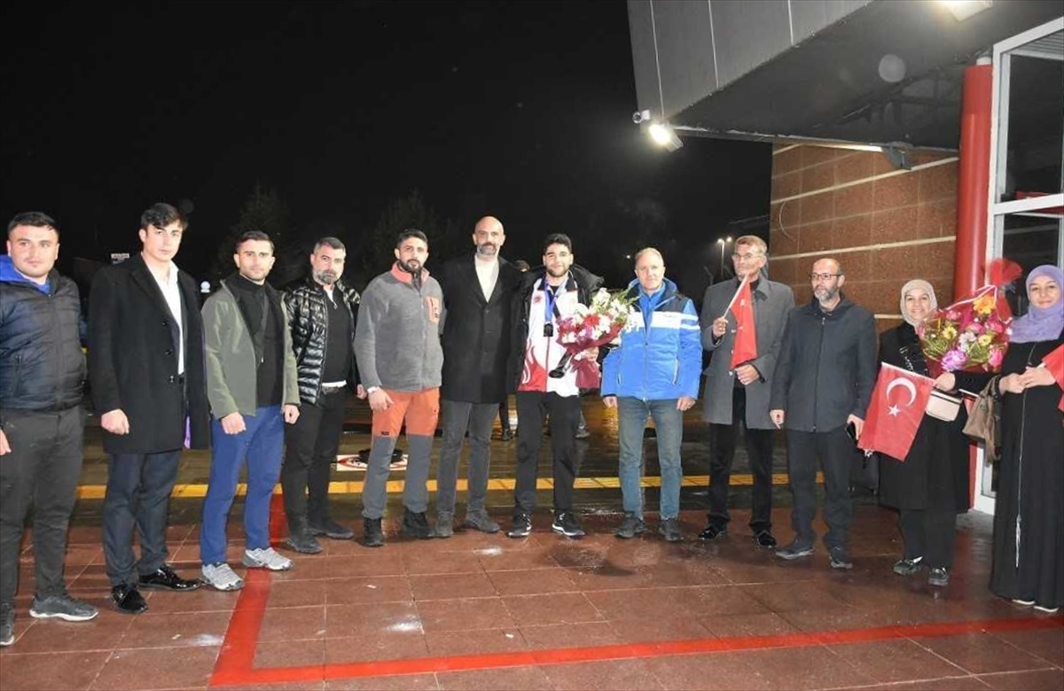 Kick boksta Avrupa ikincisi olan Hakan Koç, memleketinde çiçeklerle karşılandı