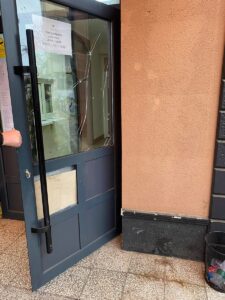 PRİŞTİNE (AA) – Kosova'nın kuzeyindeki Zveçan'da belediye binasına el bombasıyla