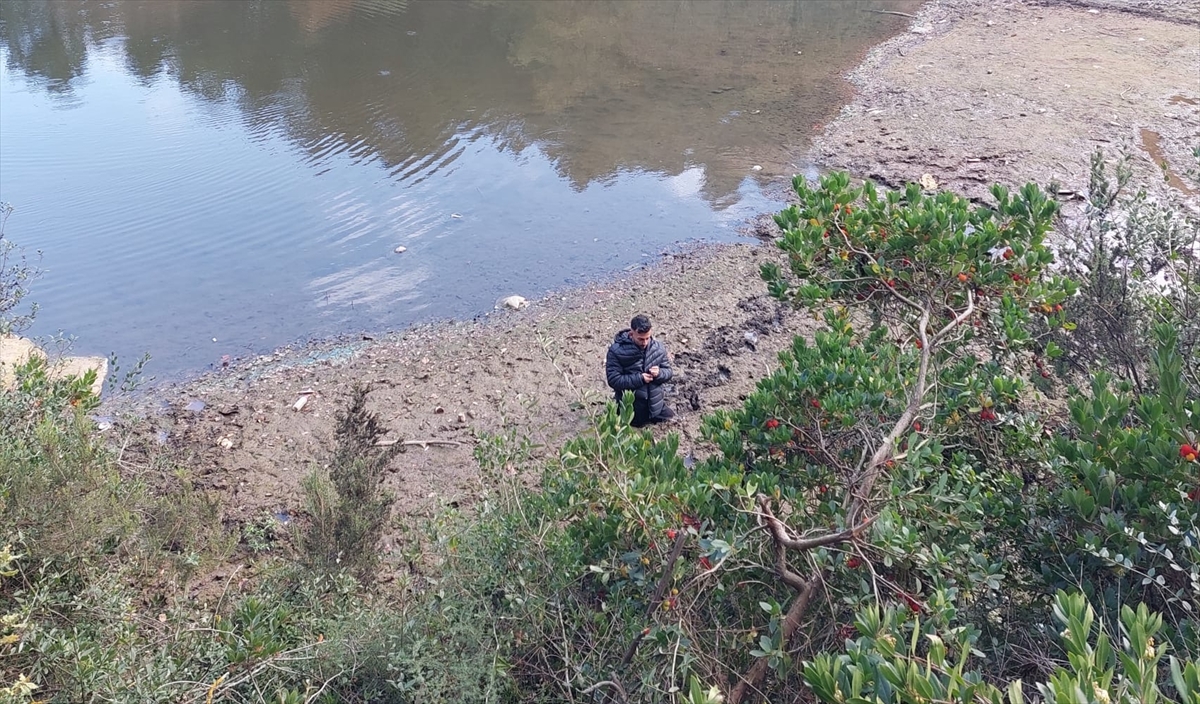 İSTANBUL (AA) – Sancaktepe'de, balık tutmak için gittiği gölette beline