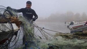 SAKARYA (AA) – Sapanca Gölü'nden, "hayalet ağ" olarak adlandırılan atık