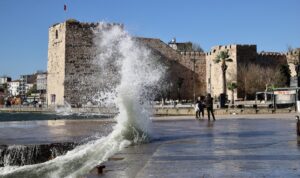 SİNOP (AA) – Karadeniz'de etkili olan fırtına nedeniyle Sinop'ta metrelerce