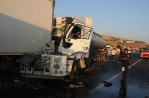 ŞIRNAK (AA) – Şırnak'ın Cizre ilçesinde 4 tırın karıştığı kazada