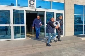 UŞAK (AA) – Uşak'ta annesini bıçaklayarak öldürdüğü suçlamasıyla gözaltına alınan