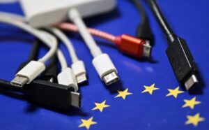 - Taşınabilir elektronik cihazlarda 28 Aralık'tan itibaren USB-C şarj girişi