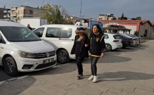 ADANA (AA) – Adana'da 3 evden ziynet eşyası çalan ve