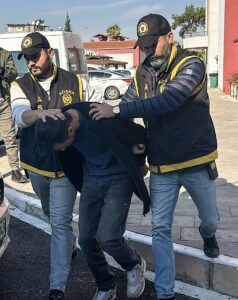 ADANA (AA) – Adana'nın merkez Çukurova ilçesinde site girişini ateşe