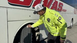 ADANA (AA) – Adana'da, trafik polisleri yılbaşı tedbirleri kapsamında şehirler