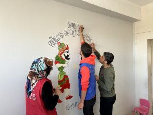 ADIYAMAN (AA) – Adıyaman'a Bursa'dan gönüllü gelen gençler, Kahta ilçesindeki