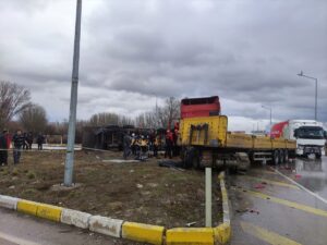 - Kaza anı, bir iş yerinin güvenlik kamerasına yansıdı