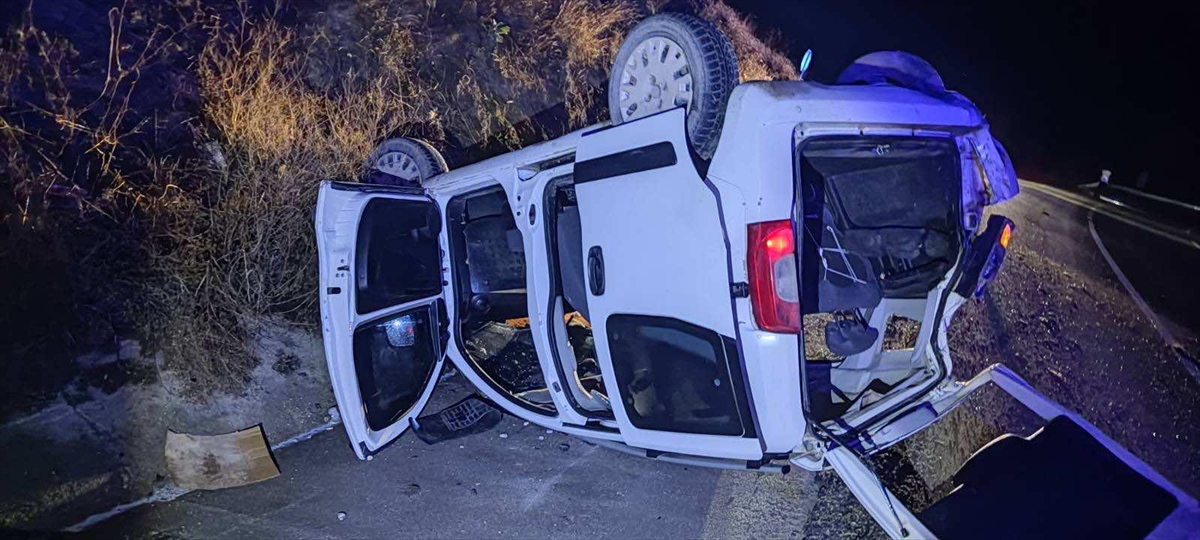 Afyonkarahisar'da şarampole devrilen hafif ticari araçtaki 5 kişi yaralandı