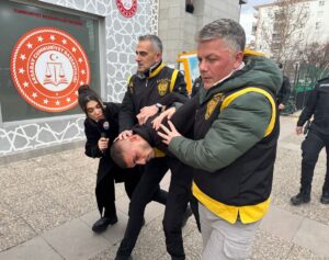 AKSARAY (AA) – Aksaray'da eski eşini bıçakla ağır yaralayan zanlı