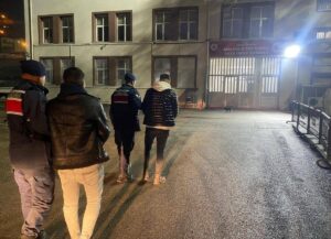 AMASYA (AA) – Amasya'nın Suluova ilçesinde, uyuşturucu ticareti yaptıkları iddiasıyla