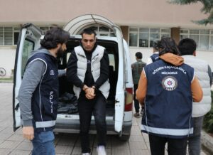 AMASYA (AA) – Amasya'da otomobildeki 4 düzensiz göçmen yakalandı, sürücü