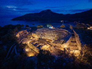 MUĞLA (AA) – Muğla'nın Marmaris ilçesindeki Amos Antik Kenti'nde aydınlatma