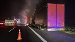 SAKARYA (AA) – Anadolu Otoyolu Sakarya kesiminde kağıt havlu yüklü