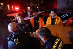 ANTALYA (AA) – Antalya'nın Muratpaşa ilçesinde falezlere kurulu restoranın iskelesinden