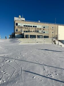 - Kent merkezinden görünen dağ zirveleri karla kaplanırken, güzel manzaralar