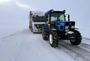 ARDAHAN (AA) – Ardahan-Şavşat kara yolunda, kar ve buzlanma nedeniyle