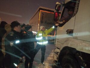 ARDAHAN (AA) – Ardahan'da kar ve tipi nedeniyle ulaşıma kapanan