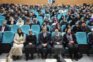 ARTVİN (AA) – Artvin'de düzenlenen konferansta "Ailede Çözüm Becerileri" konusu