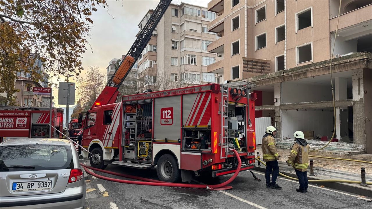 Ataşehir'de 7 katlı binanın çatısında çıkan yangın söndürüldü